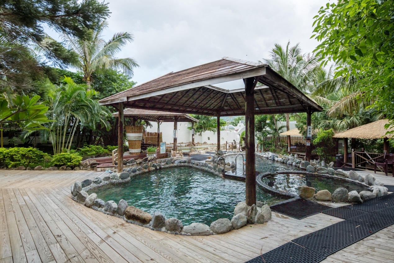 戶外冷泉池、中溫池、高溫池，供遊客各選所愛。