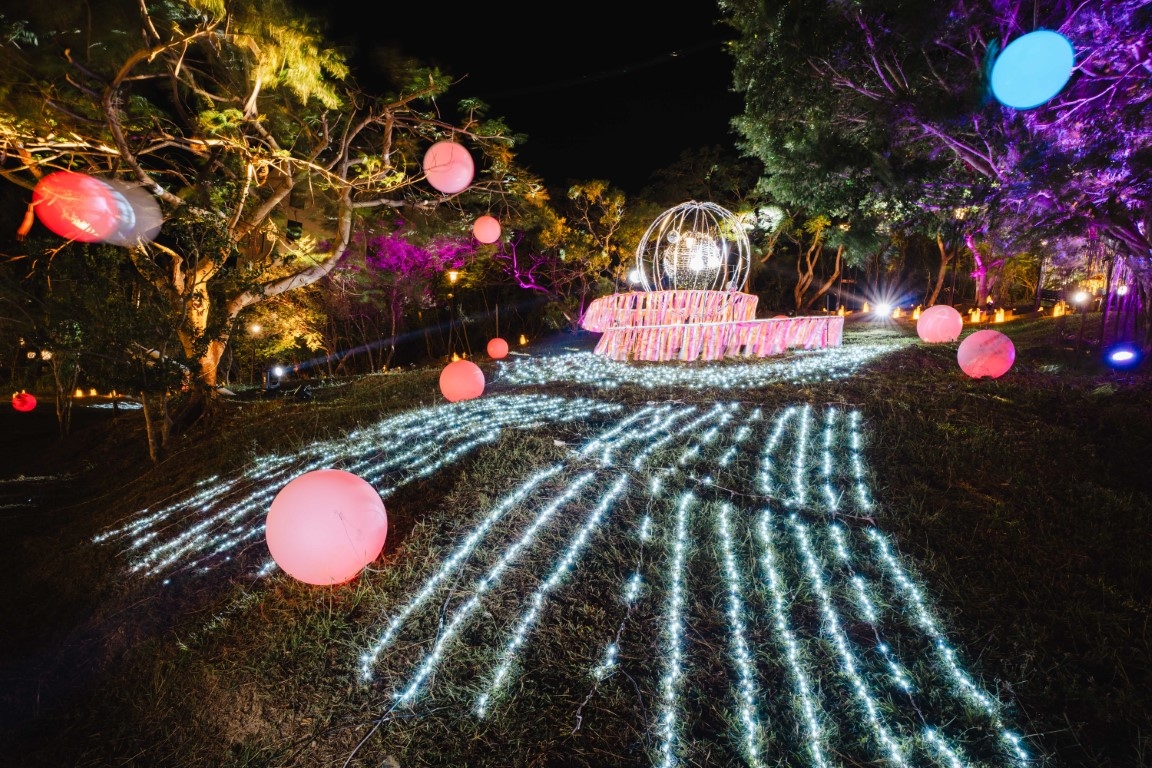 四重溪溫泉公園的沉浸式藝術燈飾燦亮迷離。