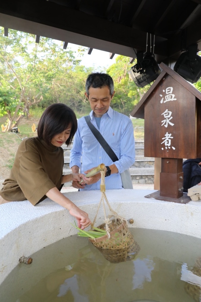 四重溪遊客中心提供當日採收的青菜和雞蛋，可體驗現煮現吃的樂趣。