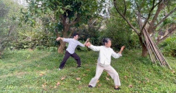 孫麗翠與兒子鳳小岳，兩人感情甚篤，也會一起打拳健身。（圖片來源：孫麗翠）