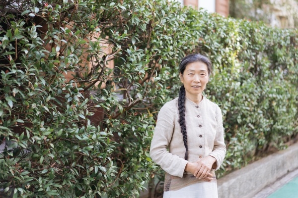 孫麗翠從小就習慣觀察自然，跟隨節氣生活。（影巷26號攝）