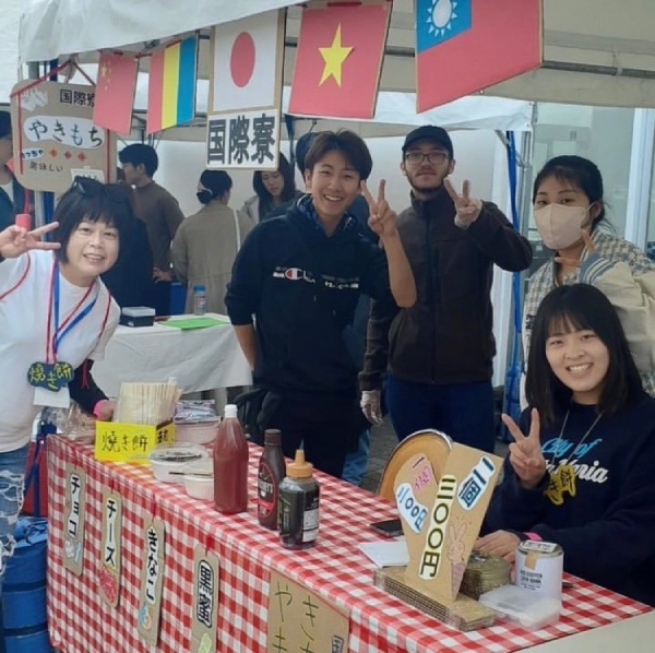 Yuki來到日本後積極參與活動，此為2023年文化祭活動合影。（圖片來源：紀敏雪）
