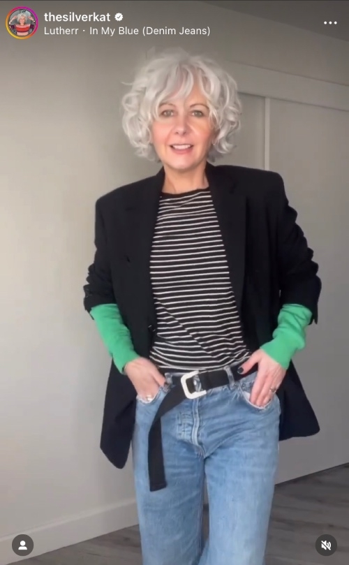 將黑白條紋上衣、綠色針織衫、黑色西裝外套一一穿上，用疊疊套套的方式創造出層次感，其中黑白條紋上衣與下身牛仔褲皆來自ZARA。