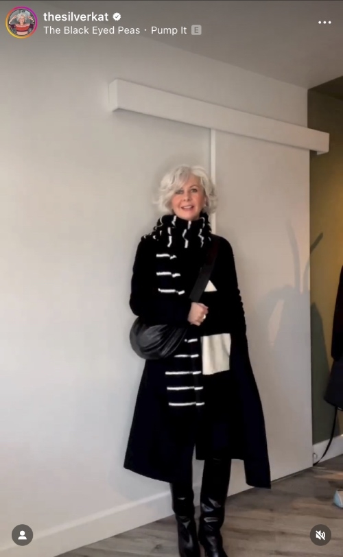 寬鬆的H&M黑白條紋毛衣，與Zara黑白條紋圍巾是這組穿搭的視覺重點，其他部分一致選用黑色，讓這身穿著的主客角色變得分明。