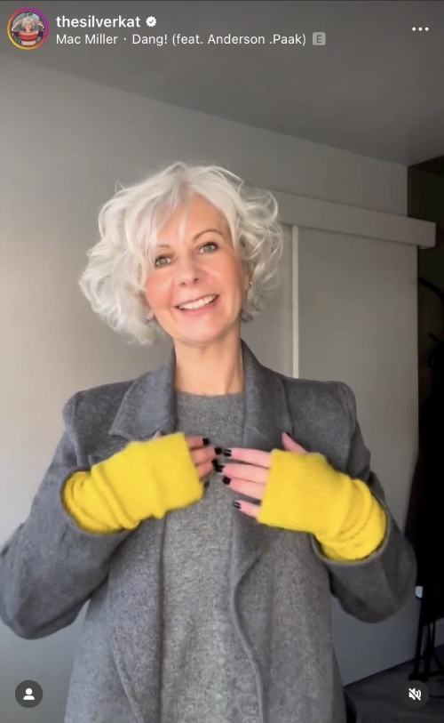 在ZARA灰色牛仔褲、H&M灰色大衣，以及一身灰色裝扮之外，配上一雙黃色手套，顯得俏皮又精神奕奕。