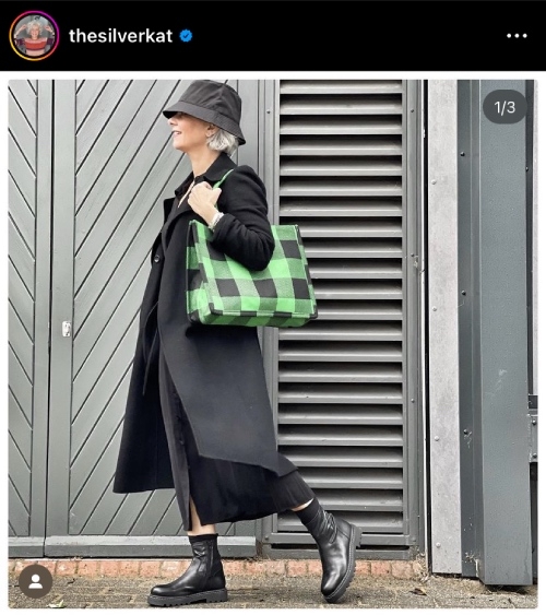 用一只ZARA綠色格紋的H&M包款，為全黑的服裝創造視覺焦點。