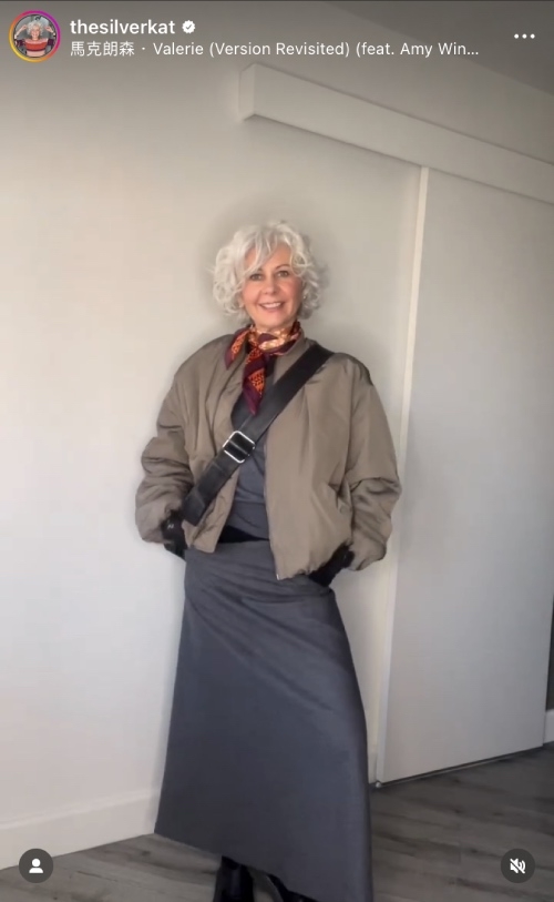 ZARA飛行夾克讓帶有溫柔、優雅性格的針織上衣與圓裙多了帥氣，另外再加上一條顏色搶眼的圍巾，為這身裝扮再添色彩與趣味。