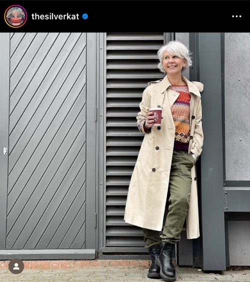 一件輕巧的大衣，在秋、冬、春季3個季節都很實穿。此風衣出自ZARA。（出自IG@thesilverkat）