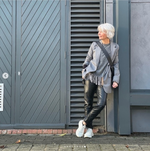 西裝外套、流蘇上衣與仿皮緊身褲的搭配，有趣又有精神。