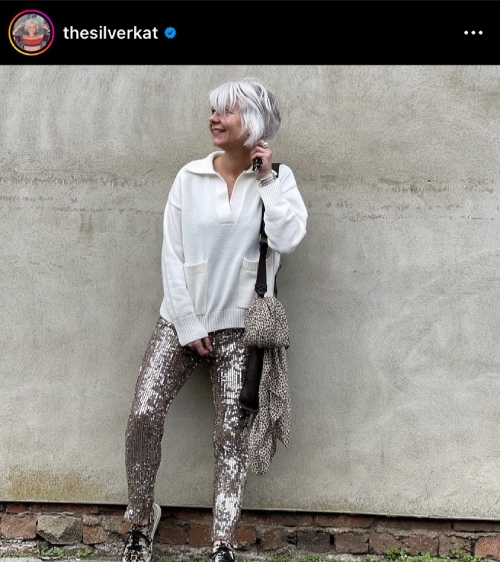 ZARA滿滿亮片的褲子配上寬鬆的白色休閒毛衣，將華麗感削弱，就成了日常皆可穿的搭配了。