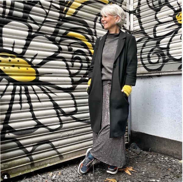 低調的亮片裙，隱約的光澤為整體穿搭增添不同質地的細節。