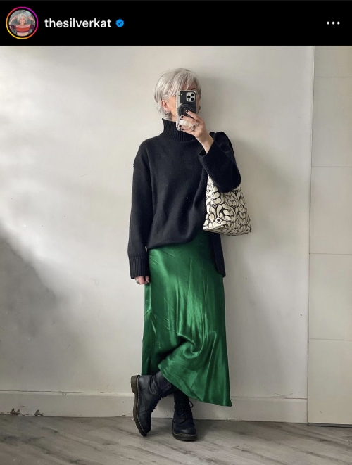 Kate以輕盈質地的Zara綠色緞裙將春天偷渡進冬季，和H&M的黑色寬大毛衣互相配搭，大大減輕了冬衣的視覺重量。