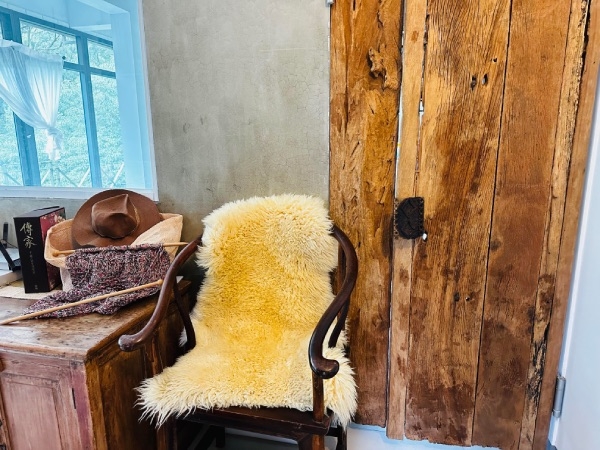 池上鳳珠家中，臥室的木門有裂縫，她因此將之命名為破門而入。