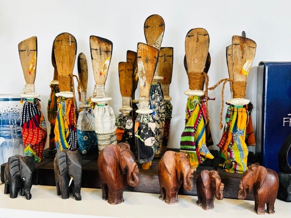 池上鳳珠的作品《家的味道還原存在》運用在巴黎跳蚤市場買的木鏟子和非洲買的布料做成人偶。