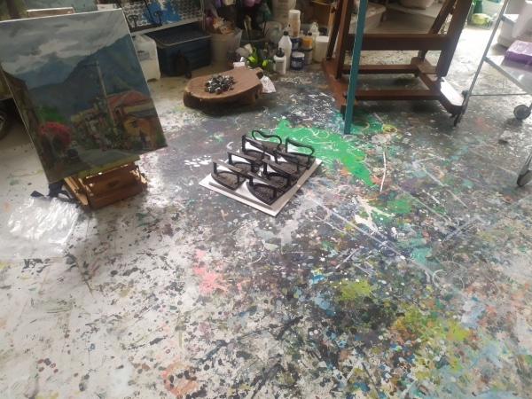 顏料打翻後，池上鳳珠刻意不擦拭，成為時光的印記。