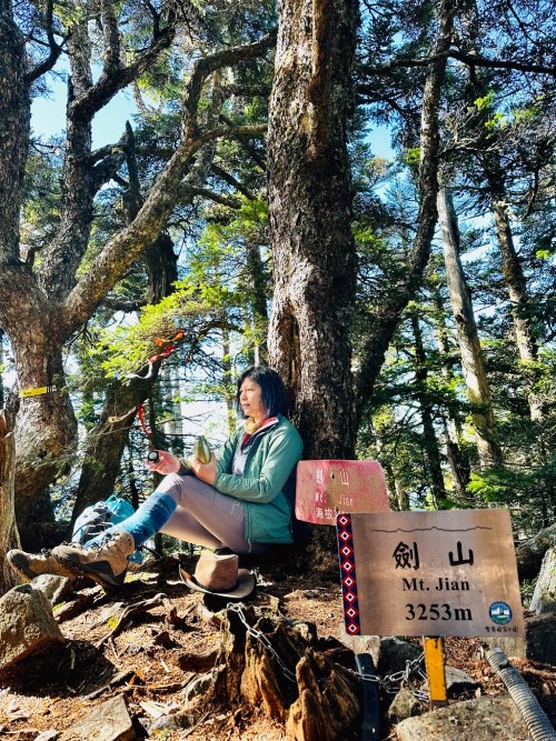 池上鳳珠爬大小劍，在劍山上背倚大樹合影。