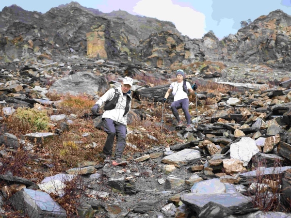 古明政（左）與周青（右）在險峻山徑中，創下中央山脈最速縱走紀錄。