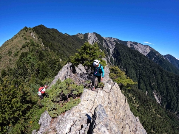 古明政（右）與周青（左）在地形險峻的中央山脈，順利在10天內完成縱走挑戰。
