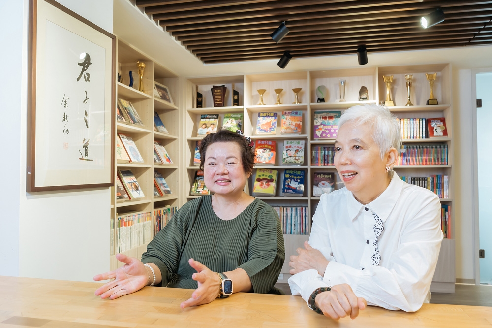 陳台珍（右）與莊翠華（左）試穿添寧貼心敢動褲，舒適到忘了有穿且防漏效果好，以後出國更能安心享受旅程。