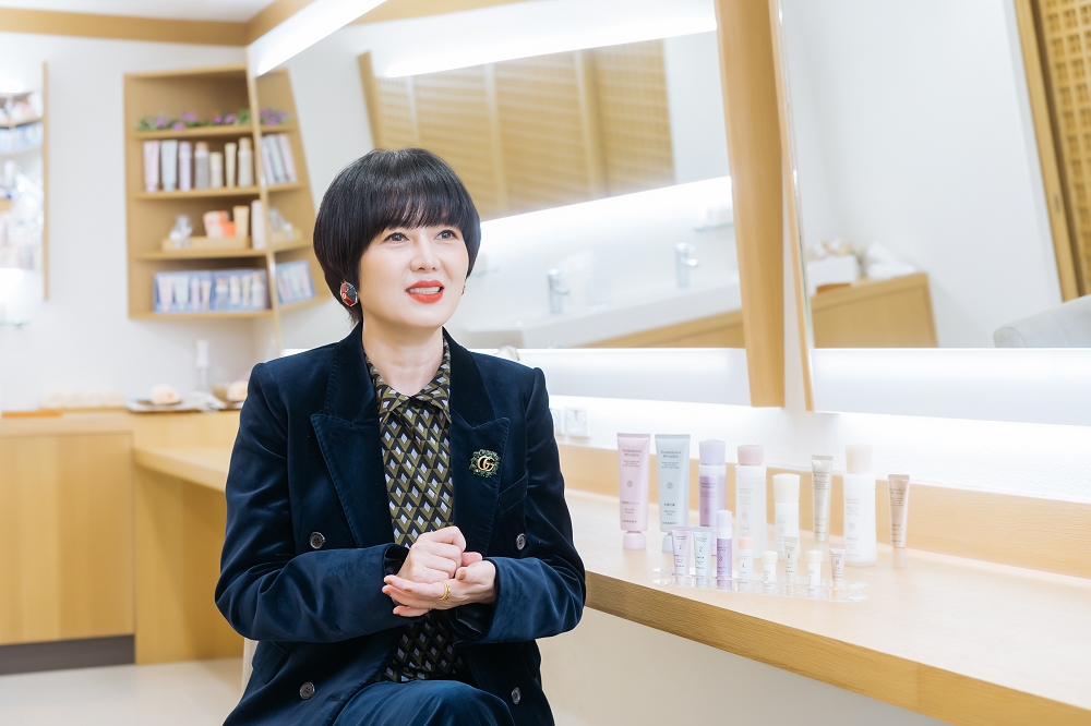 苗可麗身兼多重角色，卻仍保持充盈活力，秘訣就在於臣服接受每一個當下。