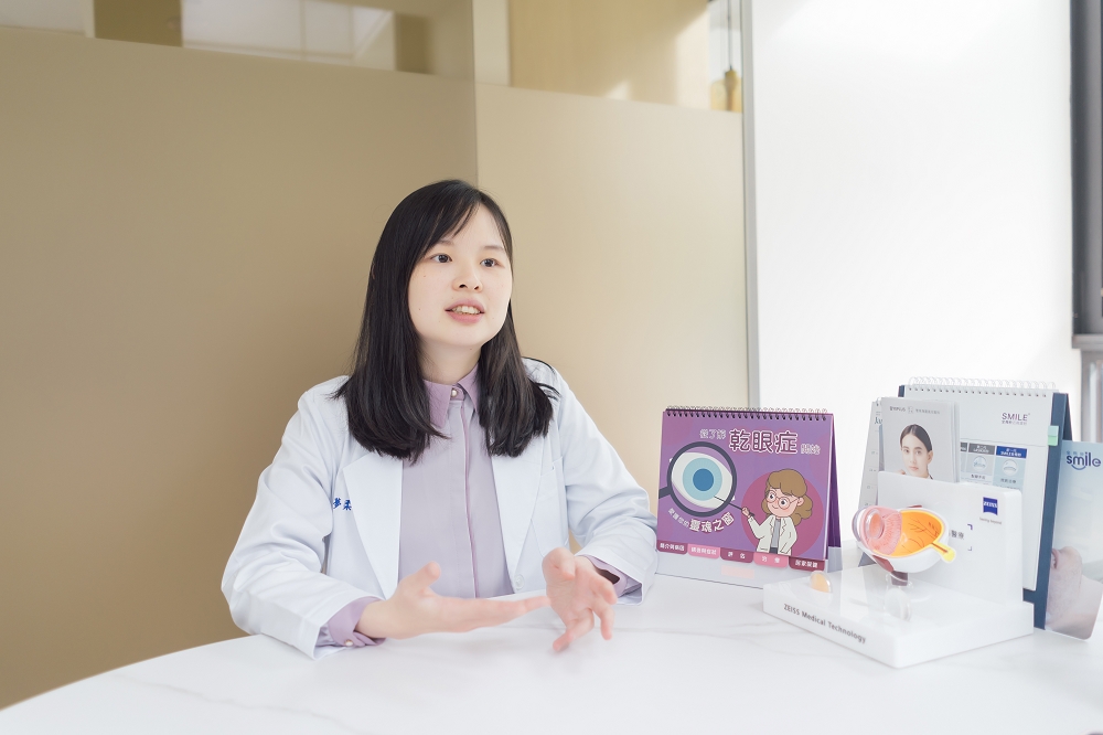 陳夢柔醫師分享，熟齡者最常出現的眼睛退化症狀雖與年齡增長有關，但用眼習慣也是一大影響因子。