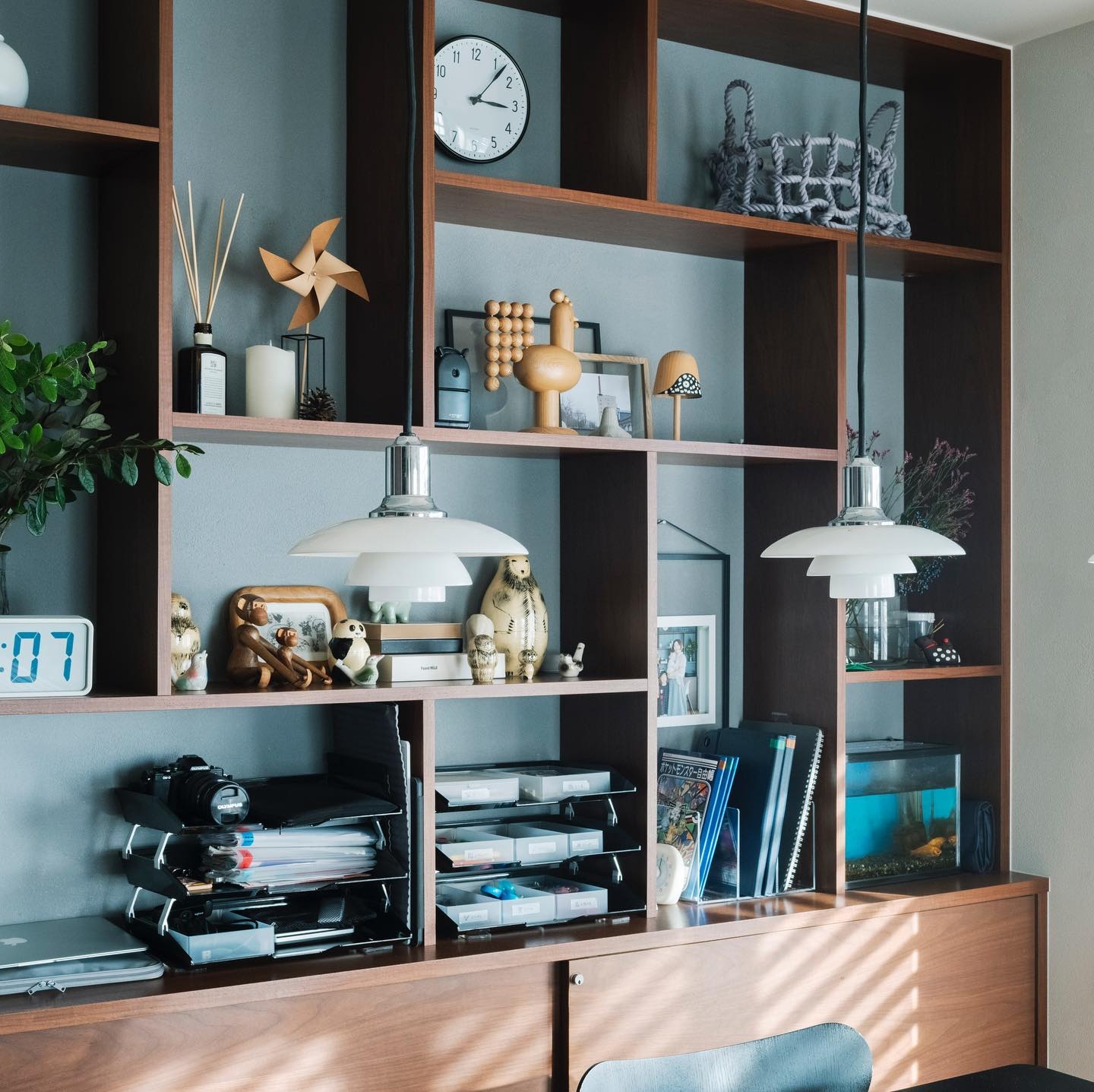 客廳的主要收納空間就在水谷妙子的工作桌面後方，如此可以方便主要整理者的自己更輕鬆完成整理。 