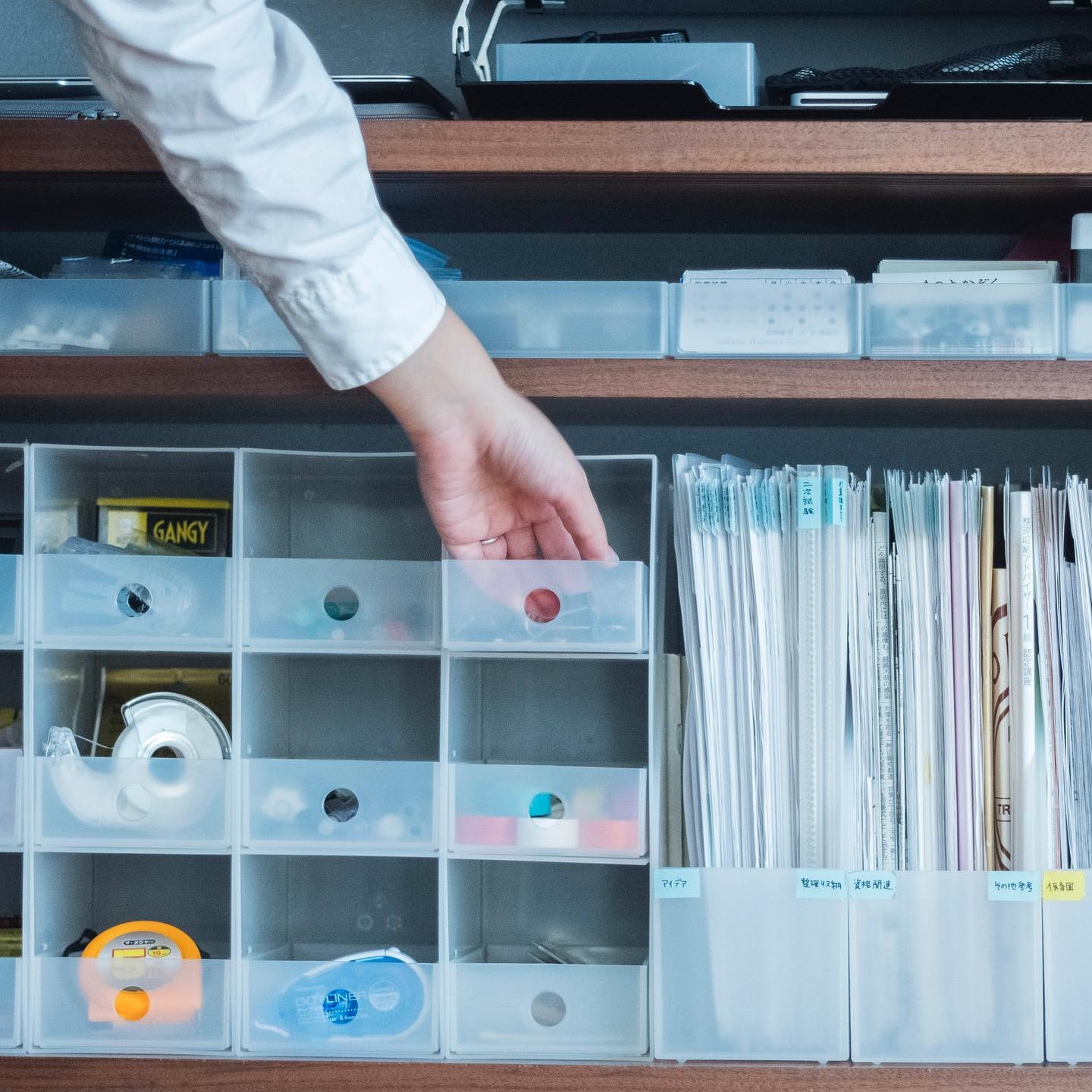 選擇開口只有一半高度的收納抽屜，更容易找到自己需要的物品。