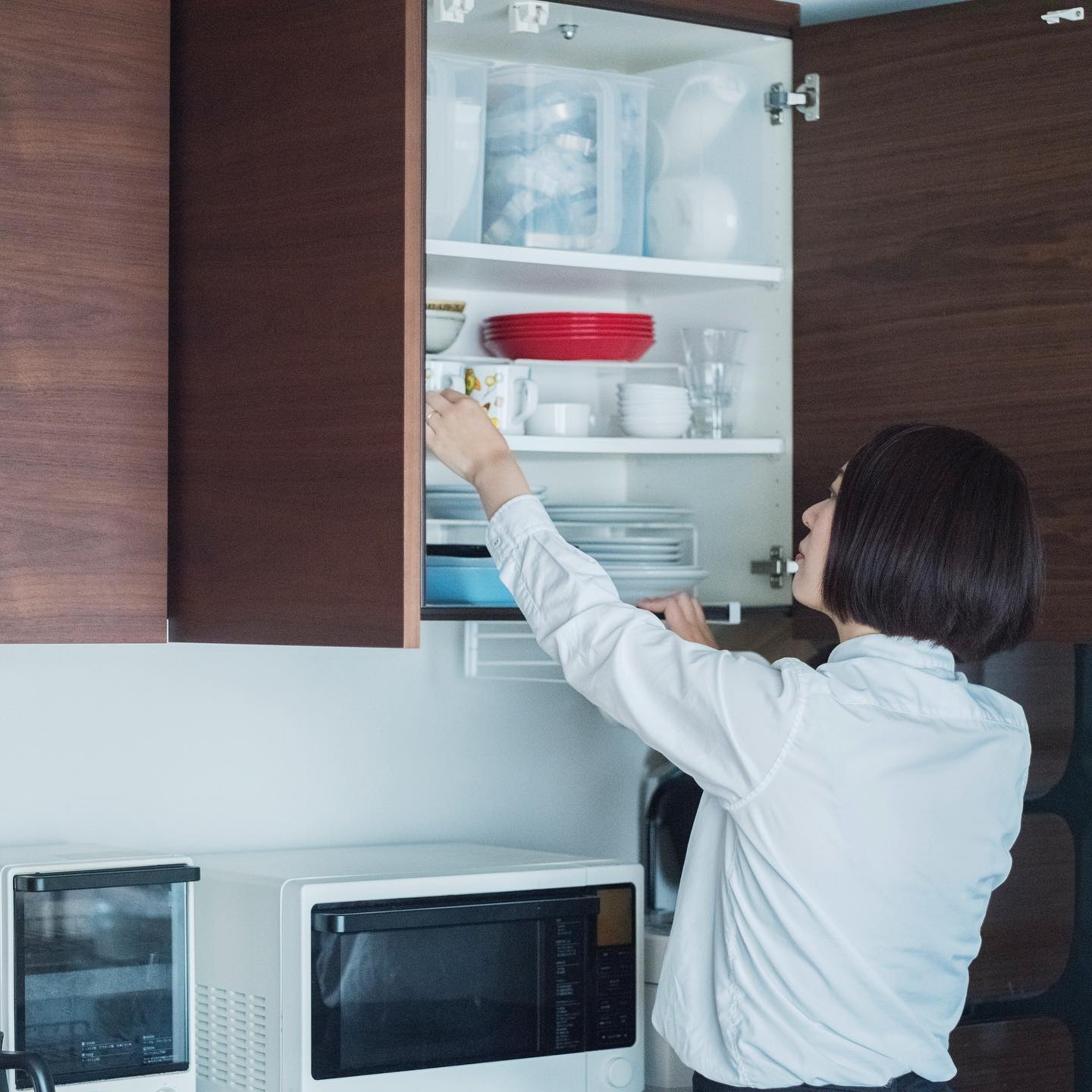 真正經常使用的餐具，其實數量往往並不多，依照使用頻率分類，可以更有效率的取用。白色則是可以適用於各種料理的百搭色。 