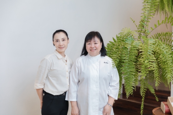 The One生活概念店二度就業外場服務人員王儀君（左）、內場廚師潘淑美（右）。