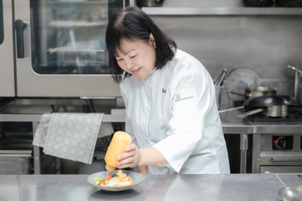 潘淑美笑說，自己婚後其實很少下廚。二度就業因緣際會進入餐飲業，才學會烹飪的技術與美學。