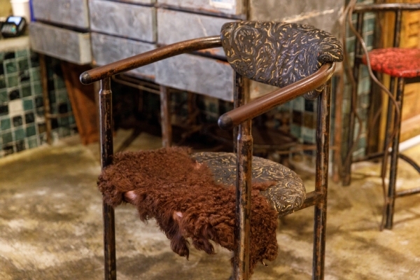 椅墊的皮破了，洪麗芬以創作剩餘的毛皮來貼補，盡量不浪費材料。