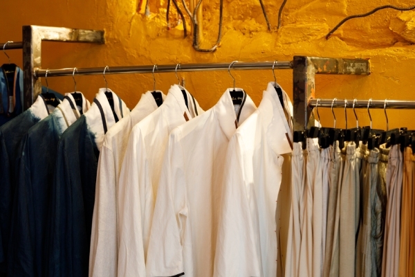 牆上的掛衣桿，是別人拆房子時，從水泥塊中取下的鐵件。