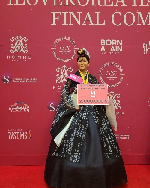 「想要優雅老去的教授模特兒。」嚴美淑曾如此描述自己。