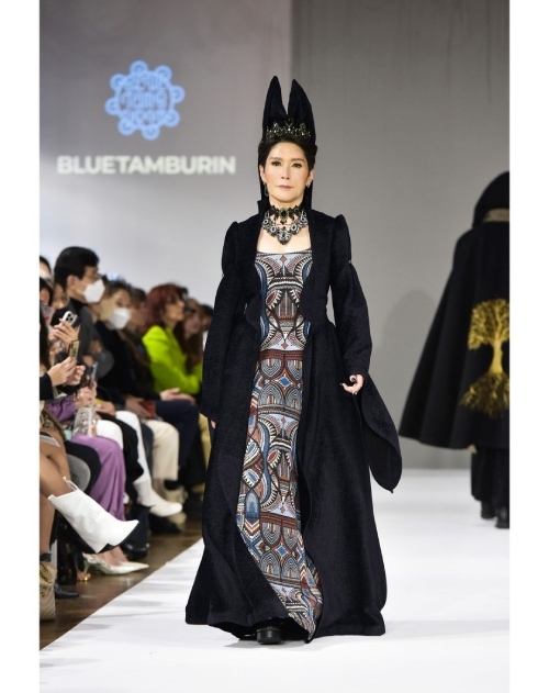 站在巴黎時裝週的國際舞台，嚴美淑架勢十足，毫不怯場。（出自IG@jmc.in.paris）