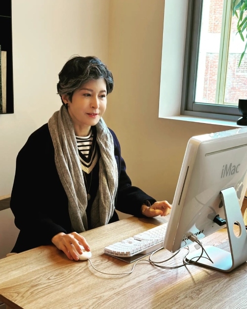 認真學習科技產品操作，和世界各地「IG朋友」交流的嚴美淑。