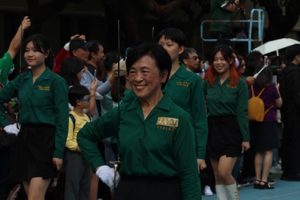 北一女儀隊跨世代表演，72歲的第四屆總隊長陳達揚英姿煥發，成為全場焦點。（攝影莊政泓）