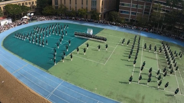 北一女中儀隊校友隊的表演，排出校名「北一女」字樣。其中僅有6位在校生，其餘皆為畢業校友，許多皆是熟齡職業婦女。