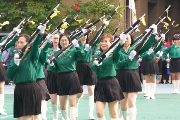 資深校友們努力練習，一起完成高難度的表演節目。