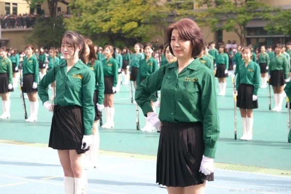 張迎真（右）認為，面對困難的任務，先別預設自己自己做不到。「其實有時候那份難，是你自己想像出來的。」