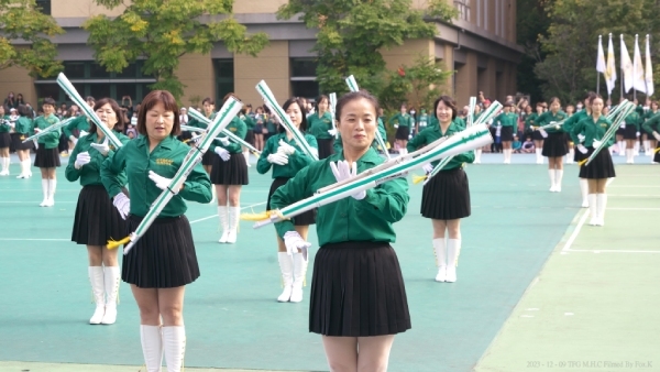 儀隊表演中的「白槍」，有許多拋槍動作，很可能會打到自己，技術難度高。但只要透過練習，竟然也沒有年齡限制。