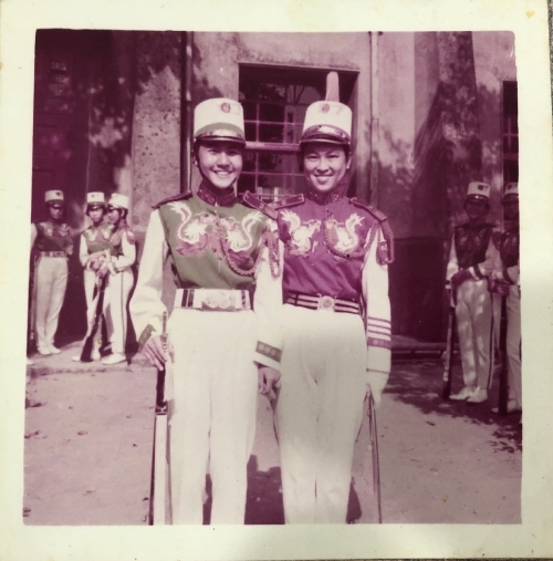 陳達揚拿出17歲時的照片，笑容始終如一。常保青春的心，活出無齡。（陳達揚提供）