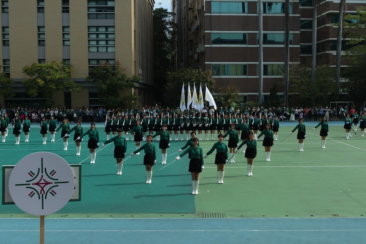 極度挑戰體力、記憶力的任務，竟然完成了。北一女創校以來最大規模的跨齡儀隊證明：女性不管到了幾歲，都可以英姿煥發。（攝影莊政泓） 