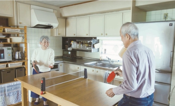 用簡單的器材把餐桌變成桌球檯，在家就可以和先生一起活動筋骨。（出自《71歳、74歳夫と97歳義母と大人だけで楽しく暮らす》）