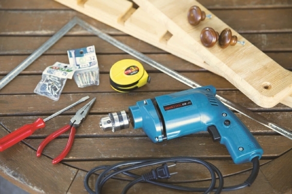 もののはずみ和先生都喜歡一起DIY手作，也是夫婦之間的樂趣之一。（出自 《71歳、74歳夫と97歳義母と大人だけで楽しく暮らす》）