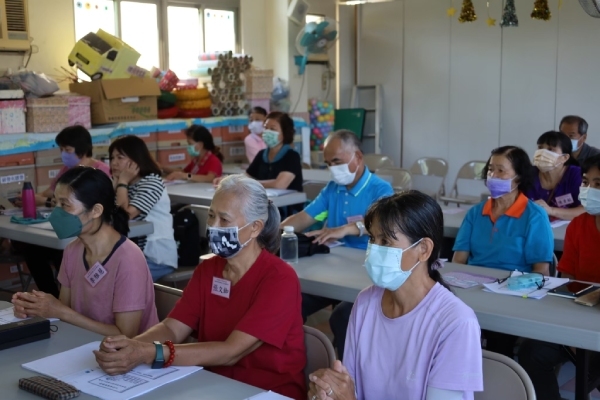 爺奶老師們聚精會神地上課學習。