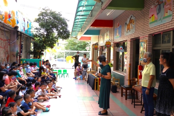 爺奶老師與小朋友互動，並教導孩子如何奉茶。