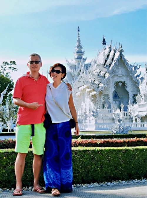 May和先生Ricky感情甚篤，兩人在中年後移居泰國。