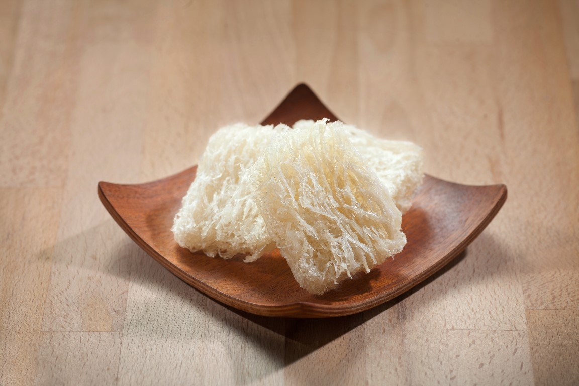 老行家以低量純水清洗挑毛，保持燕窩完整純度養分，拆開盞型以便完全挑淨雜質、細毛，成為可以直接燉煮的八方燕。