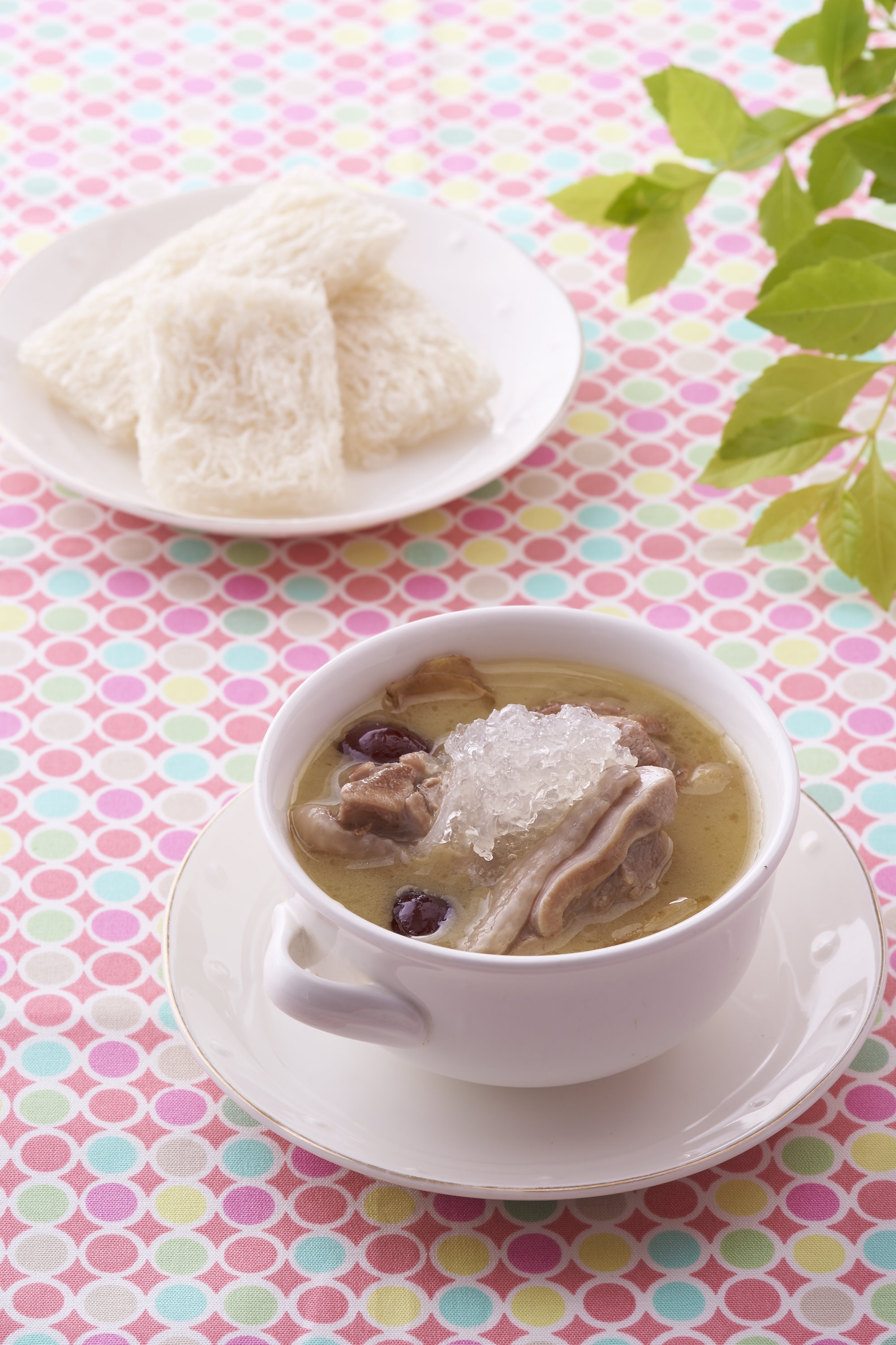 燕窩枸杞苦茶油雞，將八方燕用悶燒杯悶後，再加入雞湯中煮10分鐘左右，即可輕鬆將燕窩入湯品。