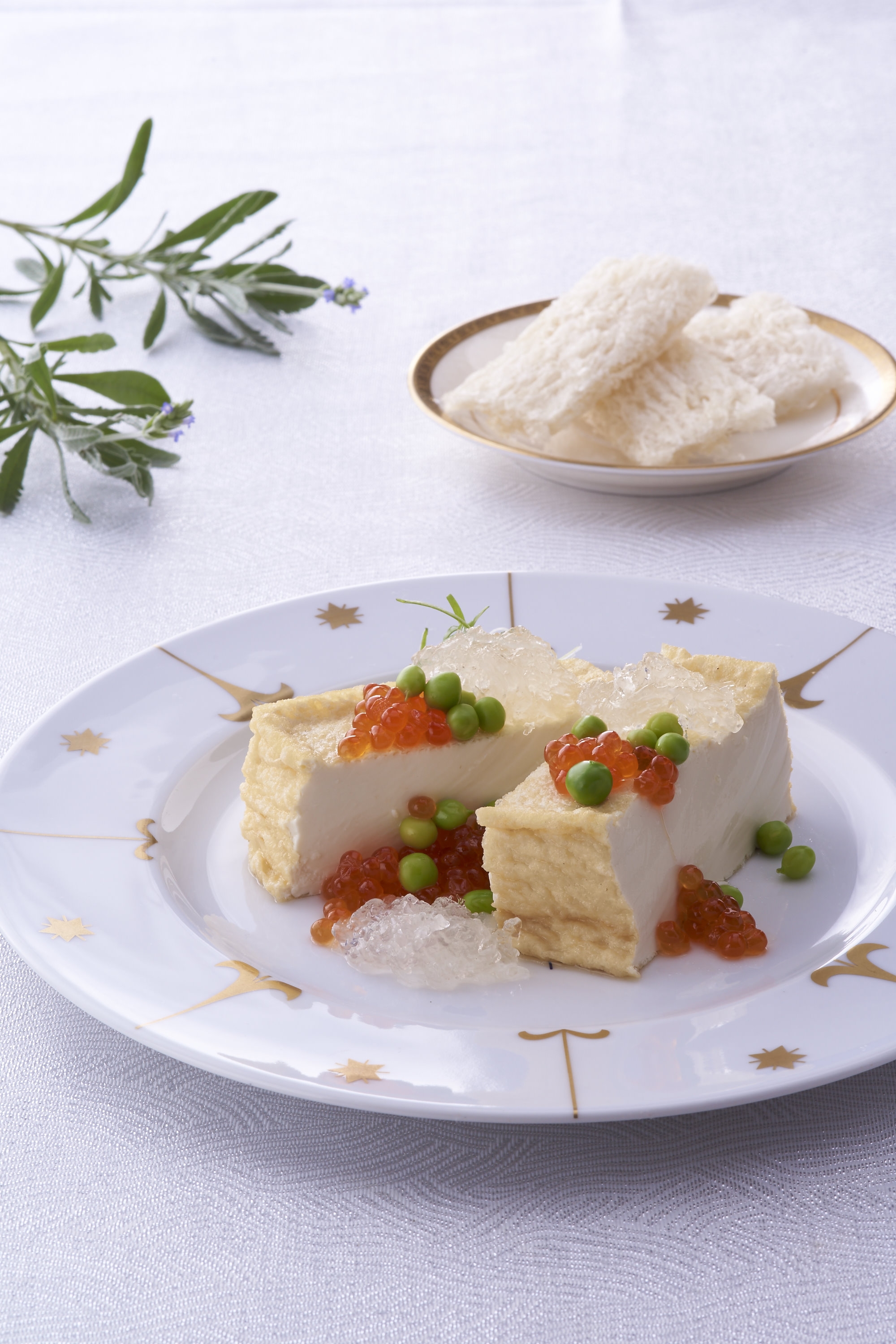  燕窩鮭魚卵甜豆絹豆腐，八方燕一片可供四人食用，處理方便可做成菜餚及甜品，物美價廉又養生。